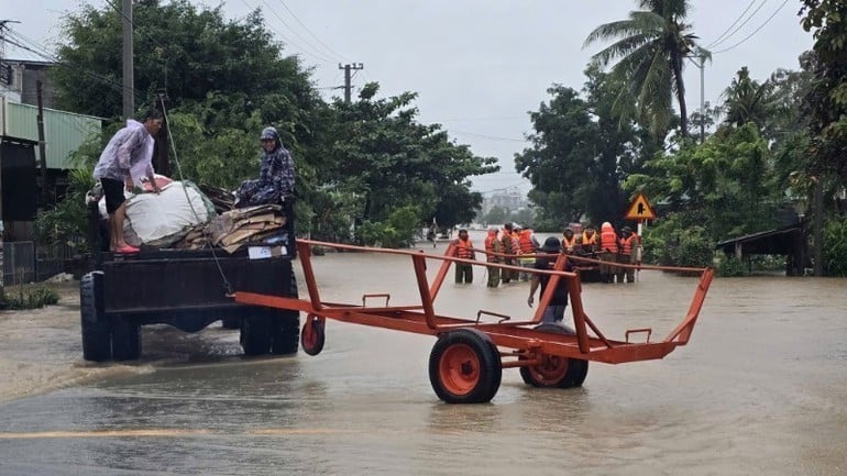 Gia Lai lakosai és a hatóságok támogatják egymást a biztonságos evakuálás során. (Fotó: nhandan.vn)