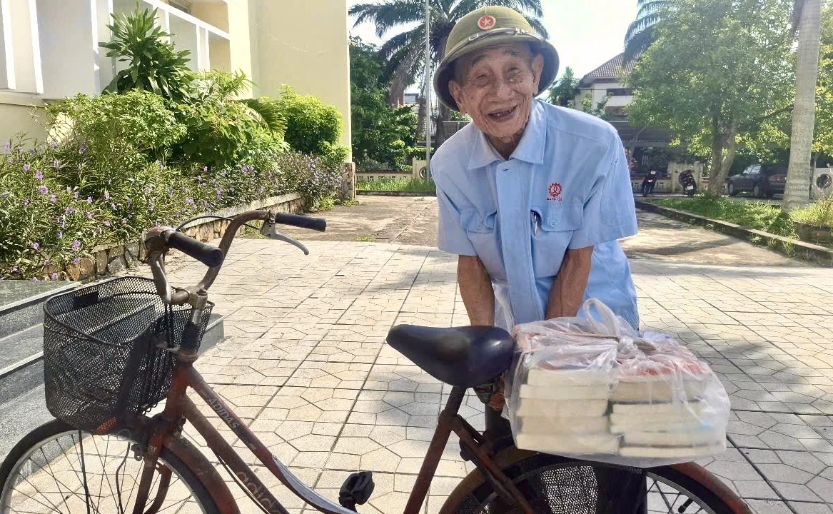 آقای ترونگ ون توان ماهی یک بار با دوچرخه به کتابخانه استانی می‌رود تا کتاب امانت بگیرد - عکس: T.A