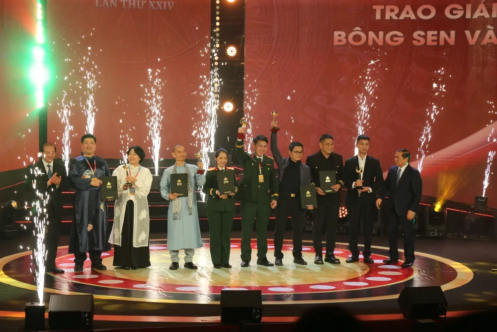 ພິທີມອບລາງວັນດອກກຸຫຼາບຄຳ 1.jpg