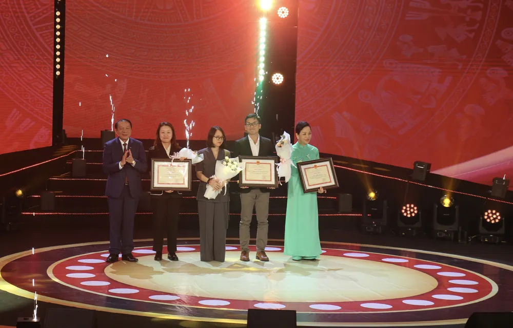 ພິທີມອບລາງວັນ 2.jpg