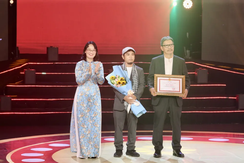 ພິທີມອບລາງວັນ 8.jpg