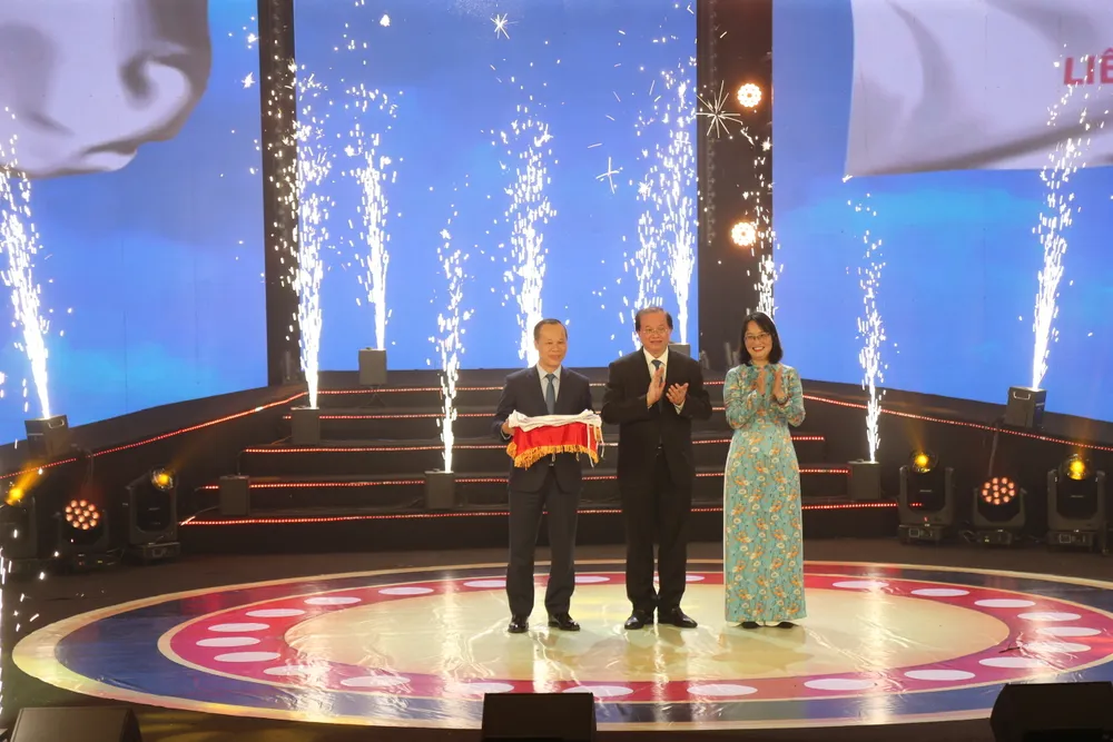 ມອບ LHP.jpg ໃຫ້ກັບນາງ