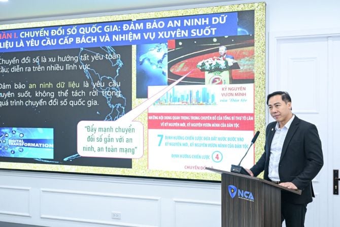 Thượng tá Nguyễn Đình Đỗ Thi, Phó Trưởng phòng An ninh thông tin mạng, Cục A05 giới thiệu những điểm mới dự thảo Luật An ninh mạng 2025. Ảnh: Báo Tin tức.