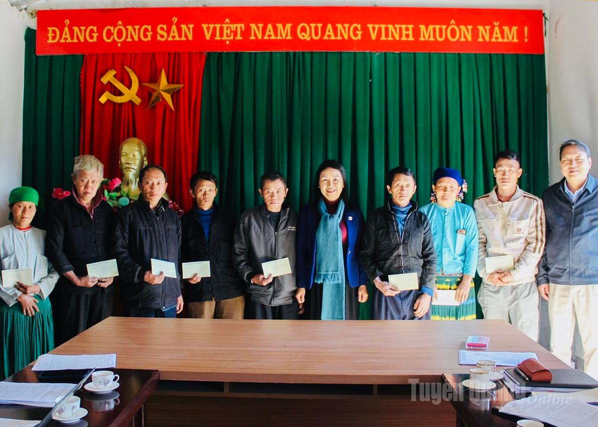 Робоча група вручила подарунки домогосподарствам у комуні.