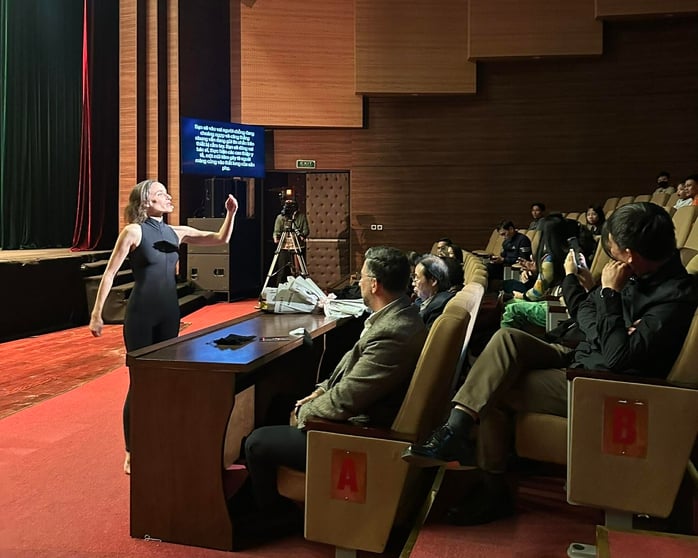 Nghệ sĩ Israel độc diễn đầy thú vị và lôi cuốn - Ảnh 1.