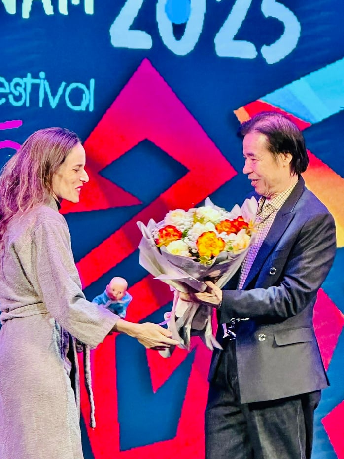 Nghệ sĩ Israel độc diễn đầy thú vị và lôi cuốn - Ảnh 3.