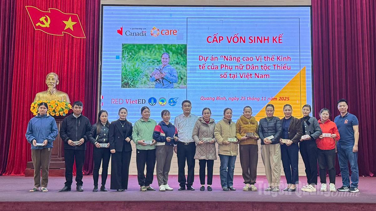 Representatives of the People's Committee and Women's Union of Quang Binh commune presented support to ethnic minority women.