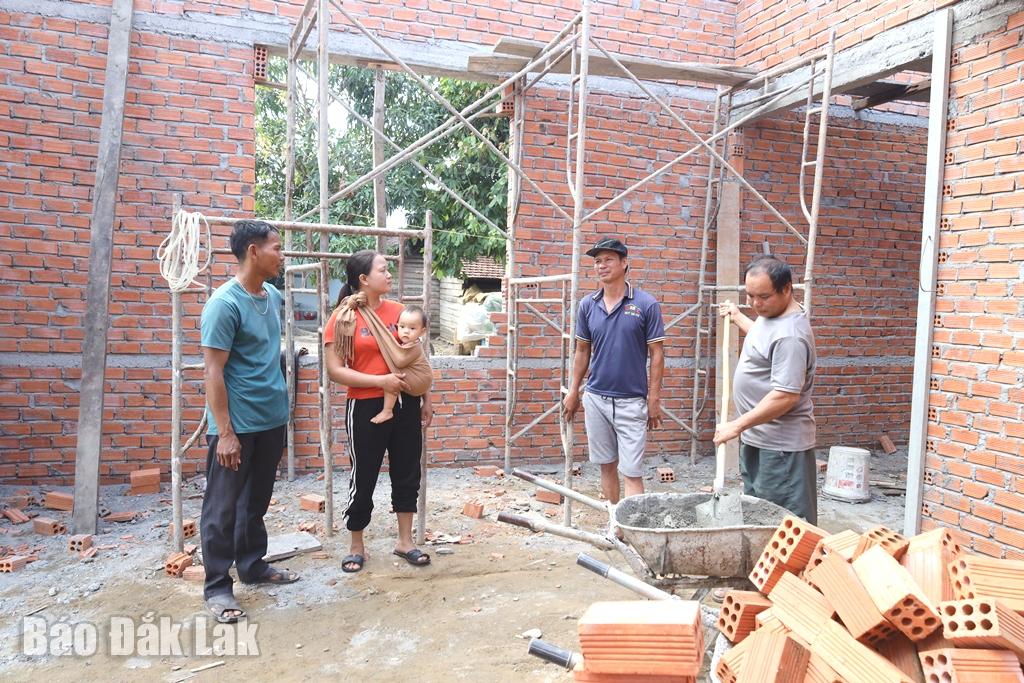 ຄອບຄົວຂອງທ່ານນາງ H'Luyen Nie ຢູ່ໝູ່ບ້ານ Khanh, ຕາແສງ Cu Pui ໄດ້ຮັບການໜູນຊ່ວຍກໍ່ສ້າງເຮືອນຈາກແຫຼ່ງທຶນຂອງໂຄງການ 1719.