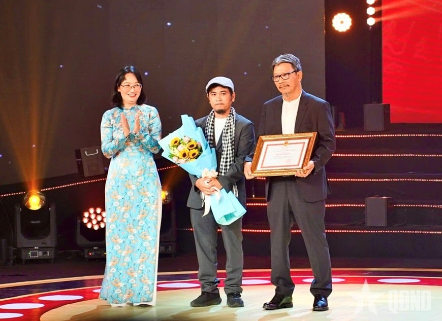 Η Αντιπρόεδρος της Λαϊκής Επιτροπής της Πόλης Χο Τσι Μινχ, Τραν Τι Ντιέου Τούι, απένειμε το βραβείο για την ταινία που γυρίστηκε στην πόλη Χο Τσι Μινχ στο κινηματογραφικό συνεργείο.