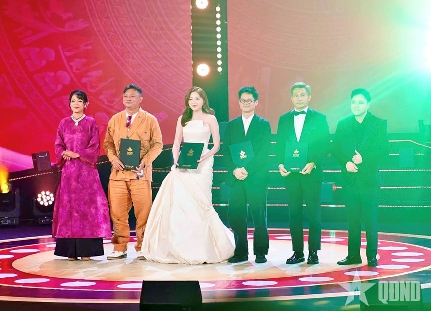 Ο σκηνοθέτης Βίκτορ Βου και η ηθοποιός Ντιν Υ Νχουνγκ απένειμαν το βραβείο καλύτερης ηθοποιού.