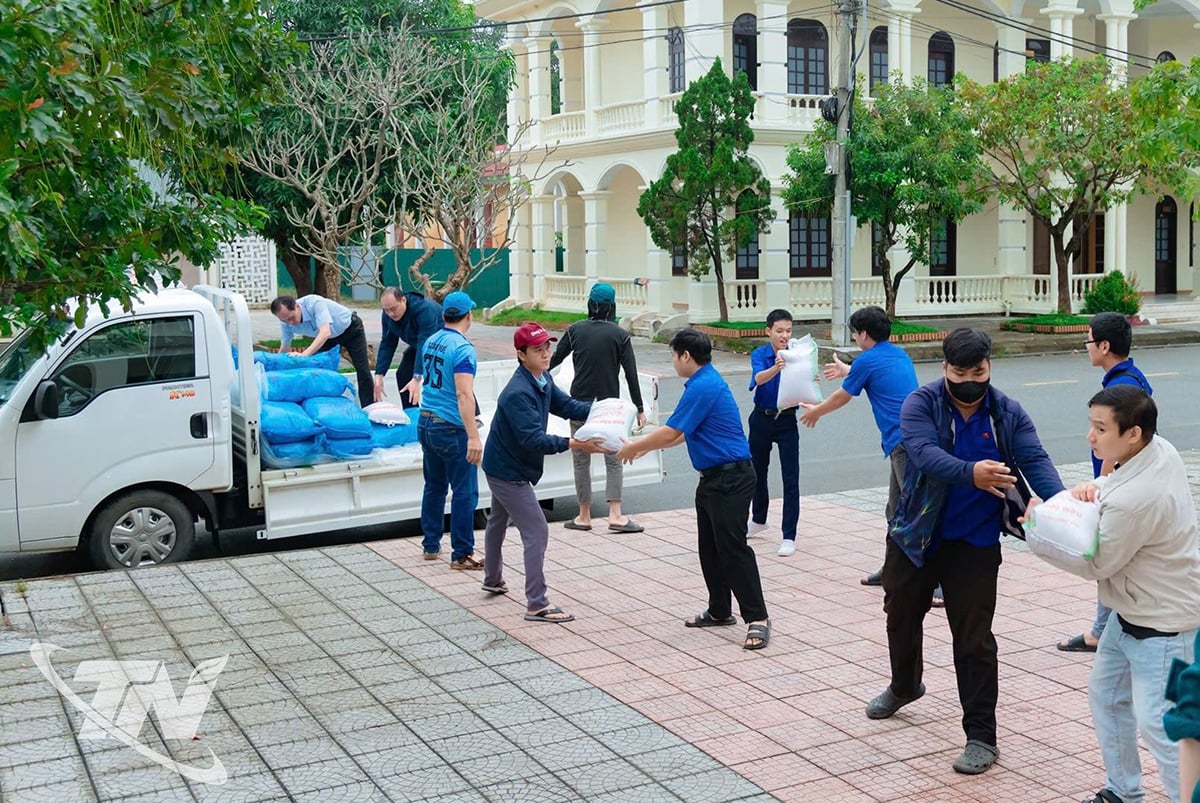 ສະມາຊິກ​ຄະນະ​ຊາວ​ໜຸ່ມ​ແຂວງ ​ໄທ​ງວຽນ ຂົນ​ສົ່ງ​ສິນຄ້າ​ໄປ​ຍັງ​ພາກ​ກາງ.