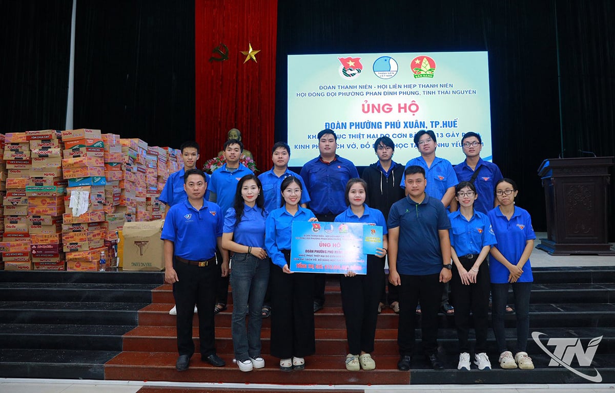 ຊາວ​ໜຸ່ມ​ຢູ່​ຄຸ້ມ Phan Dinh Phung ມອບ​ຂອງ​ຂວັນ​ທີ່​ແທດ​ຈິງ​ໃຫ້​ຊາວ​ເມືອງ Hue.