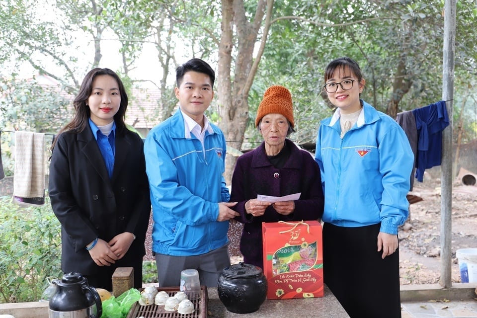 Nữ CBCNV phát huy vai trò trong mọi hoạt động tại đơn vị. Ảnh: PC Phú Thọ.