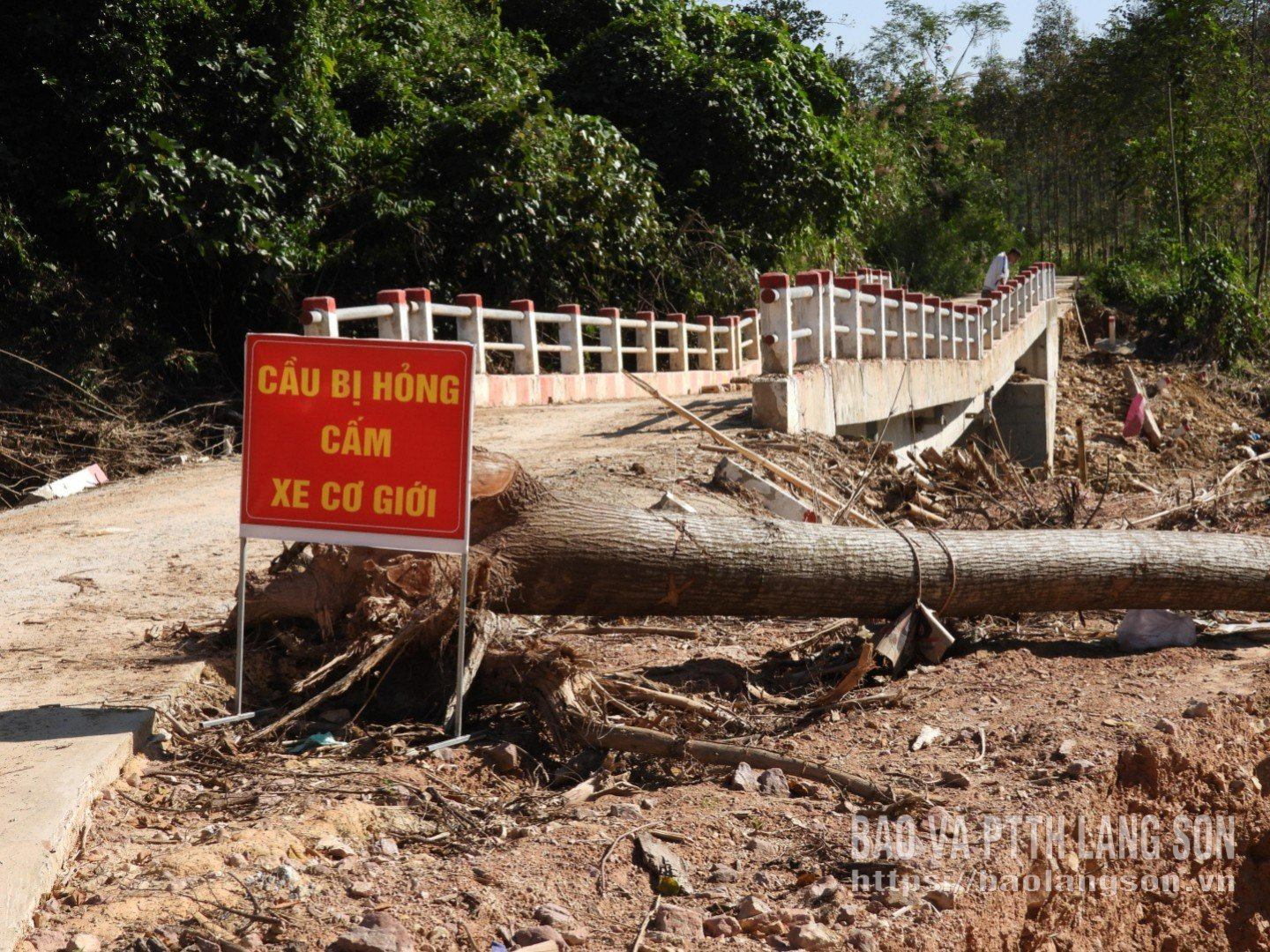 ស្ពាន Binh An នៅឃុំ Nhat Hoa ត្រូវបានខូចខាតយ៉ាងធ្ងន់ធ្ងរដោយគ្រោះធម្មជាតិ។
