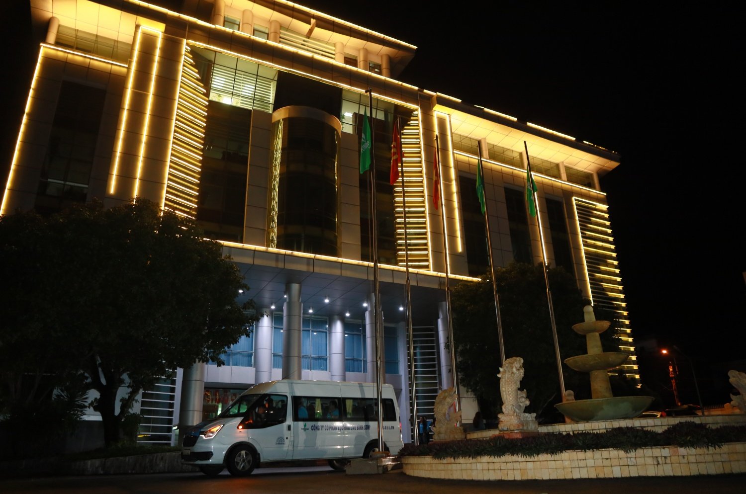 Lần lượt, các chuyến xe chở đầy ắp nhu yếu phẩm di chuyển đến các địa điểm như xã Xuân Cảnh, Xuân Lộc, phường Đông Hòa, phường Tây Hòa, xã Hòa Mỹ, xã Phú Hòa 2, xã Tuy An Đông… để trao quà hỗ trợ cho người dân.