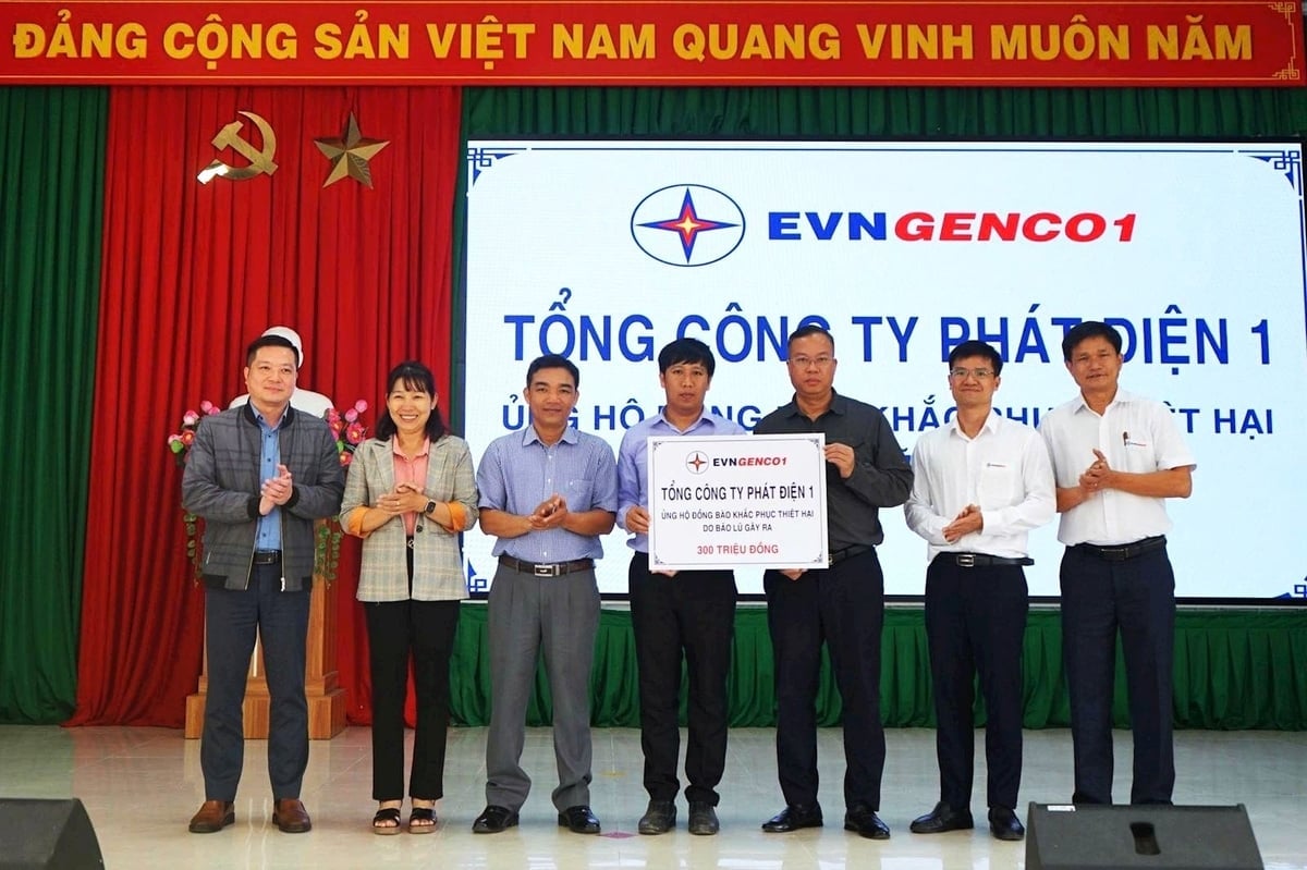 Ông Lê Hải Đăng, Tổng giám đốc EVNGENCO1 đại diện trao tặng kinh phí ủng hộ tại xã Ninh Gia, tỉnh Lâm Đồng. Ảnh: EVNGENCO1.