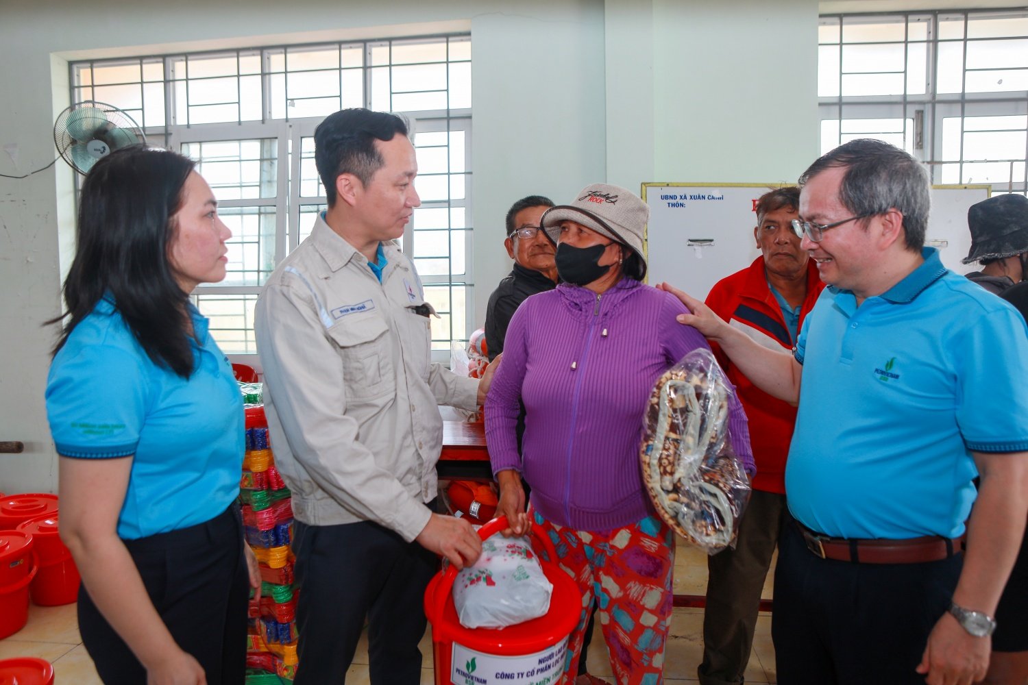 Đại diện BSR, ông Khương Lê Thành - Phó Bí thư Thường trực Đảng ủy, Thành viên HĐQT Công ty (bên phải) và ông Phạm Minh Nghĩa, Phó Tổng Giám đốc – đã trao tận tay các phần quà cho người dân bị ảnh hưởng tại xã Xuân Cảnh, Xuân Lộc và nhiều điểm trường bị t