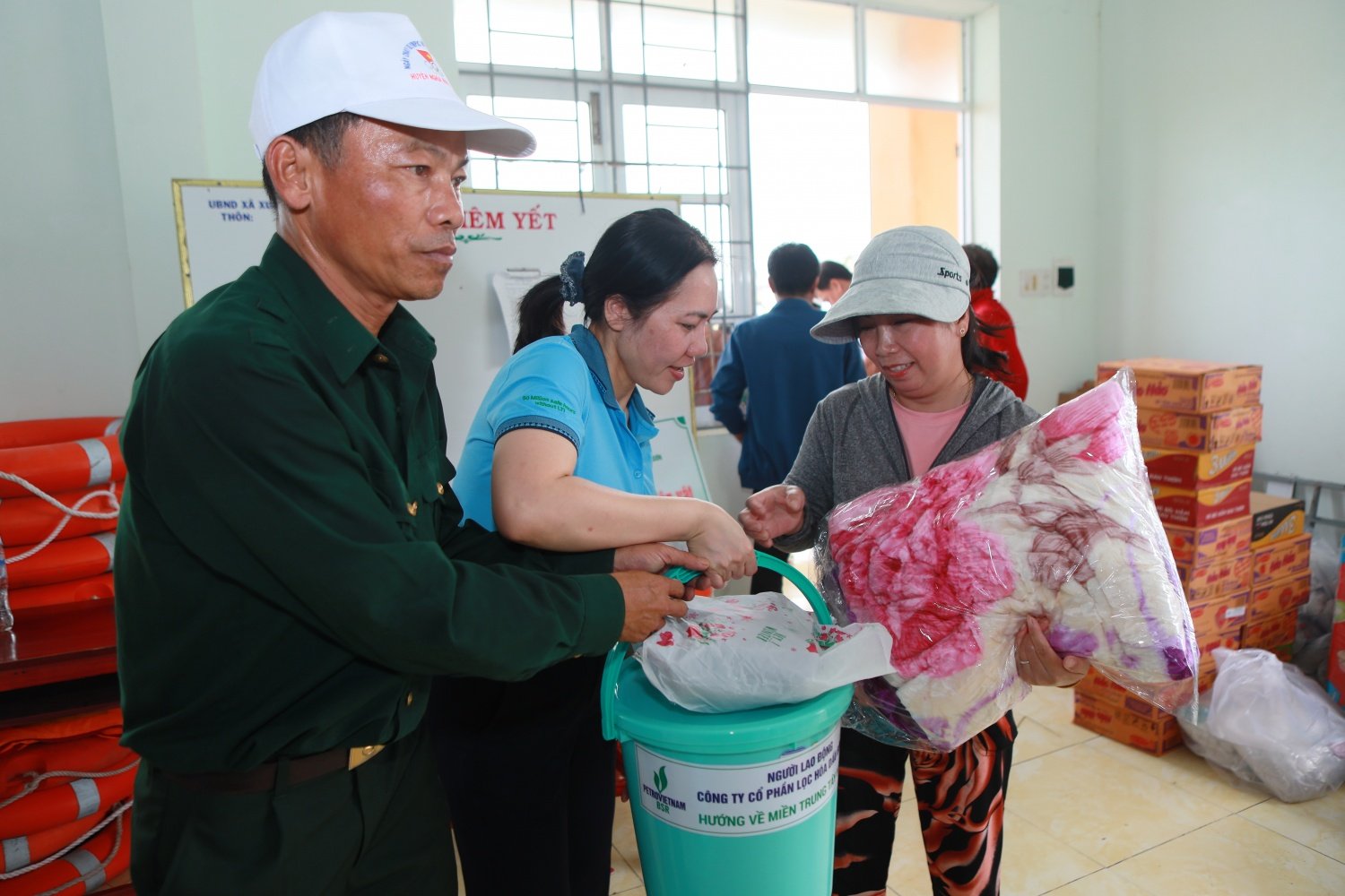 Trong đợt hỗ trợ lần này, BSR đã trao hơn 200 suất quà cho người dân tại xã Xuân Cảnh, Xuân Lộc; đồng thời trao hơn 450 vật dụng học tập cho học sinh tại 7 điểm trường thuộc Xuân Cảnh, Xuân Lộc, Đông Hòa, Tây Hòa, Hòa Mỹ, Phú Hòa 2 và Tuy An Đông.