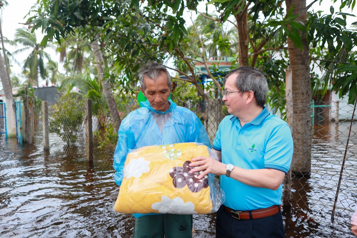 Đồng thời, đoàn cứu trợ cũng thăm hỏi và động viên người dân với mong muốn bà con sớm ổn định tinh thần, vượt qua nghịch cảnh và sớm ổn định cuộc sống.
