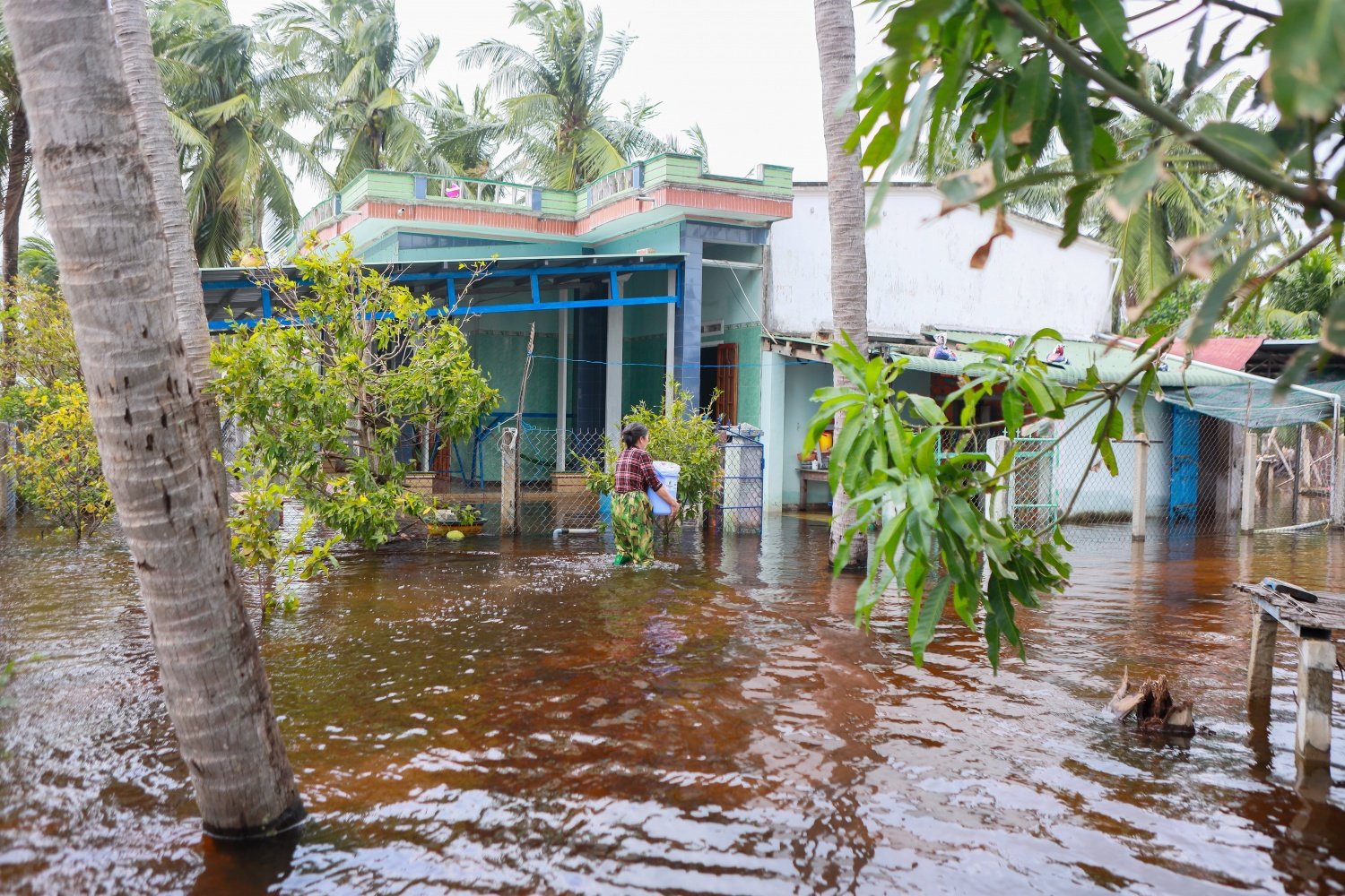 Tại xã Xuân Lộc, còn khoảng 100 hộ dân đang sống trong cảnh ngập lụt.