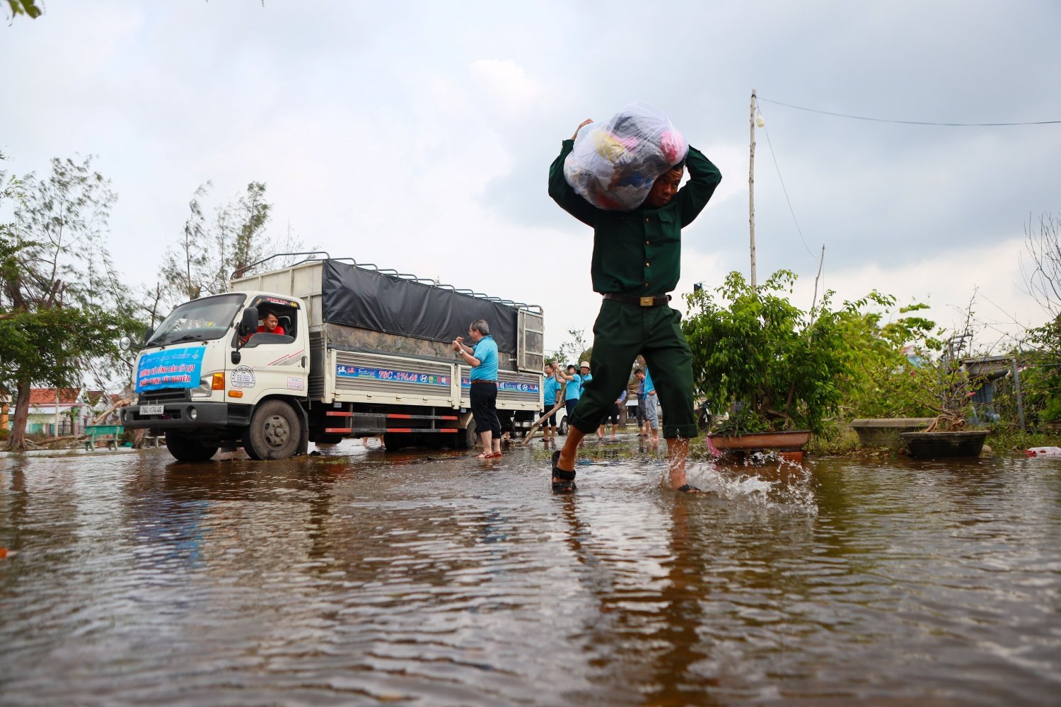 Các CBCNV của BSR vận chuyển các vật phẩm hỗ trợ cho nhà trường và học sinh tại trường THCS Bùi Thị Xuân.
