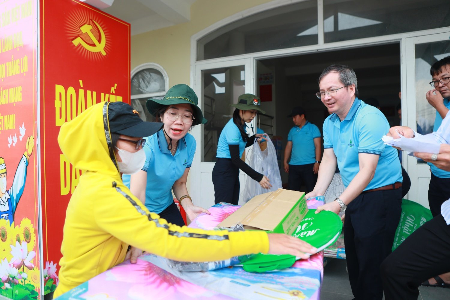 Người dân tại xã Xuân Lộc nhận các phần quà hỗ trợ của BSR.