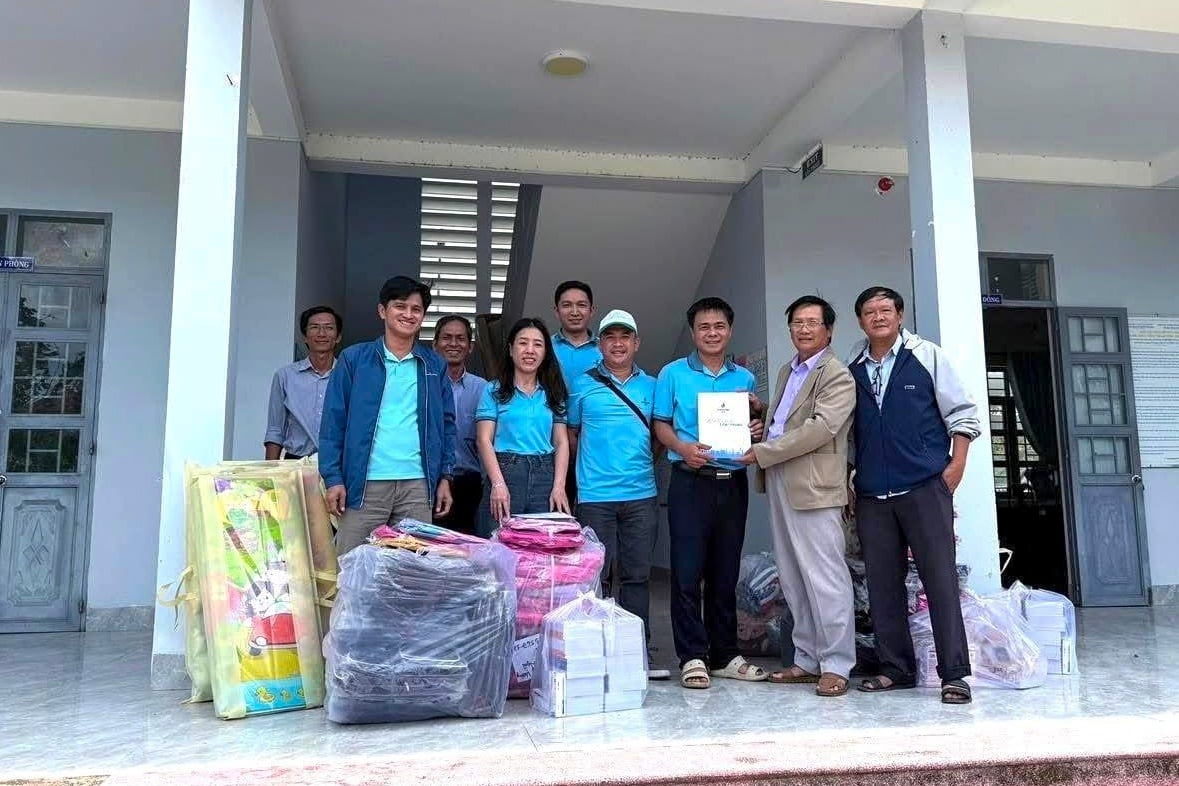 Đoàn hỗ trợ của BSR trao số tiền 30 triệu đồng và các vật phẩm thiết yếu cho Trường THPT Võ Thị Sáu (xã Tuy An Đông).