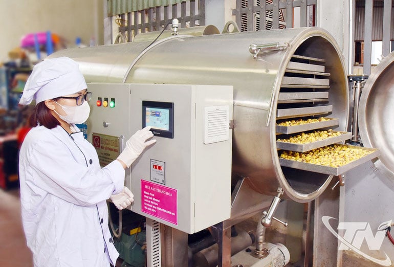 កម្មករនៃក្រុមហ៊ុន Ha Diep Company Limited (ក្នុងវួដ Duc Xuan) ពិនិត្យមើលប៉ារ៉ាម៉ែត្របច្ចេកទេសមុនពេលដំណើរការគ្រឿងចក្រ និងឧបករណ៍ដែលគាំទ្រ។