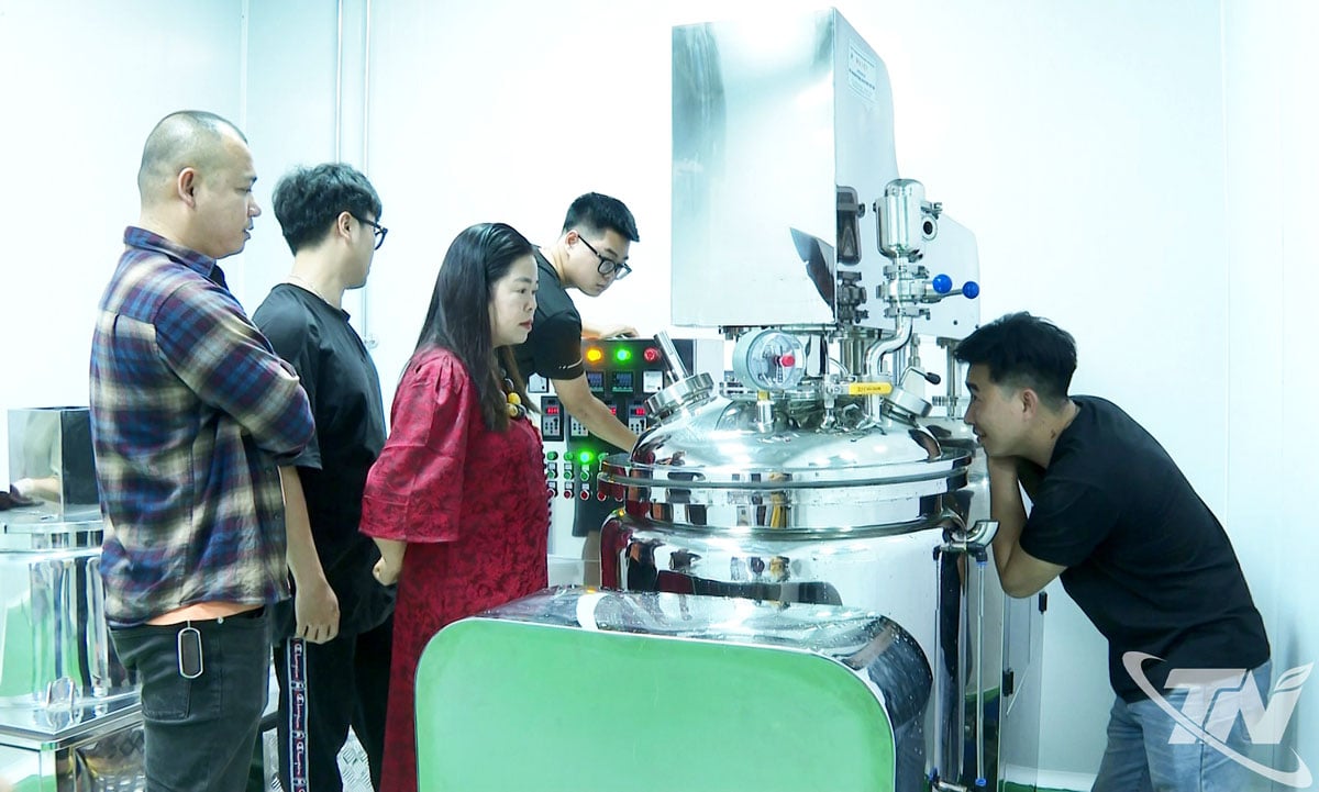 ក្រុមហ៊ុនភាគហ៊ុនបច្ចេកវិទ្យាឱសថ Bac Ha បន្តវិនិយោគលើគ្រឿងចក្រ និងឧបករណ៍ទំនើបៗ ដើម្បីពង្រឹងសមត្ថភាពកែច្នៃ។