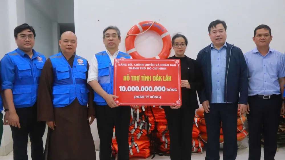 Líderes da cidade de Ho Chi Minh entregaram 10 bilhões de VND em apoio e 500 toneladas de mercadorias para as pessoas nas áreas atingidas pelas enchentes em Dak Lak.