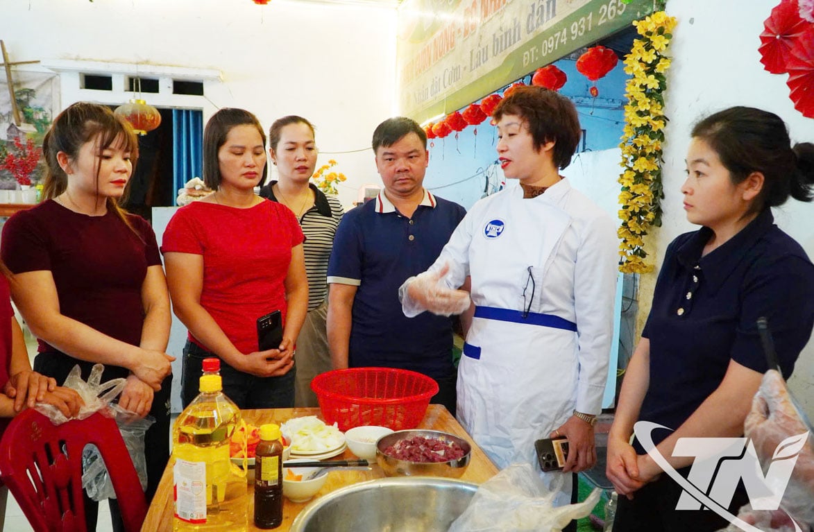 Des étudiants issus de minorités ethniques participent à une formation en transformation alimentaire dans le hameau d'Ao Lac, commune de Phu Luong, organisée par le Centre de formation professionnelle et continue de Phu Luong.
