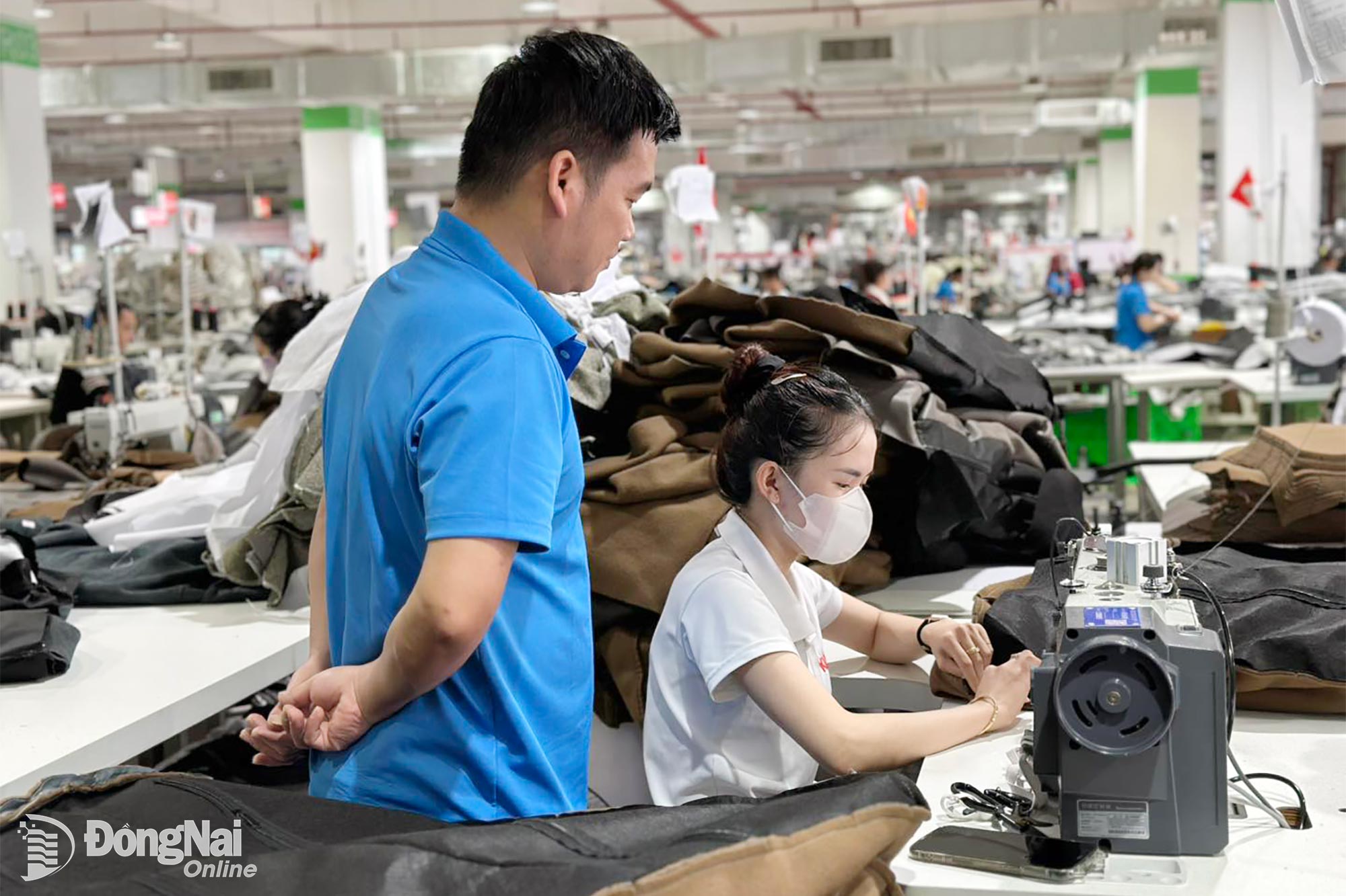 Công nhân Công ty TNHH Jason Furniture Việt Nam (ở Khu công nghiệp Đồng Xoài III, phường Bình Phước) trong giờ làm việc. Ảnh: CĐCC