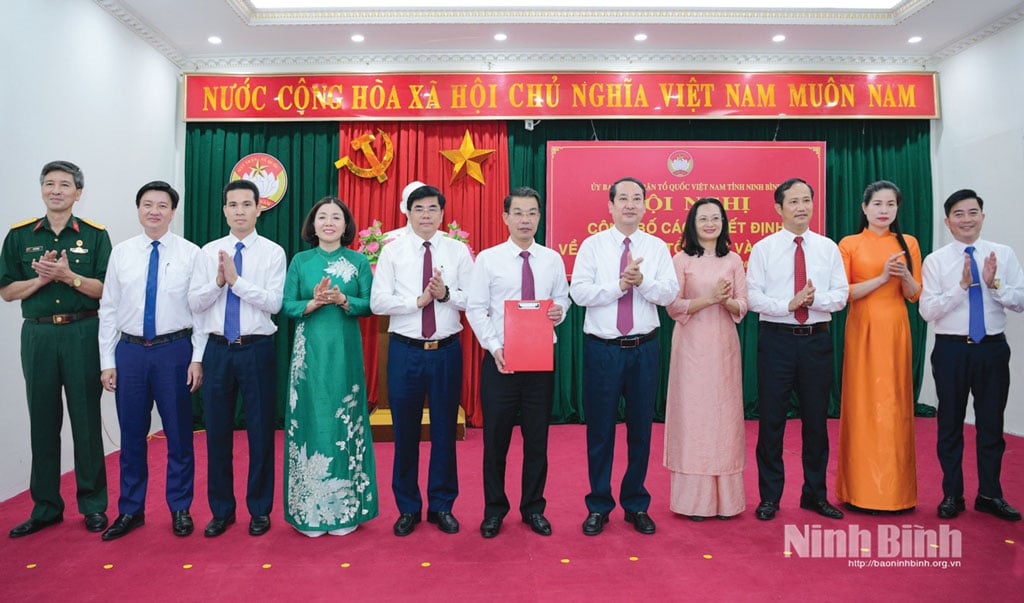 Komrad Mai Van Tuat, Timbalan Setiausaha Jawatankuasa Parti Wilayah, Pengerusi Jawatankuasa Front Tanah Air Vietnam Wilayah, membentangkan Keputusan untuk menubuhkan Jawatankuasa Barisan Tanah Air Vietnam Wilayah. Foto: Truong Giang