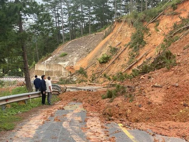 Khẩn trương thông tuyến giao thông huyết mạch, chủ động ứng phó bão số 15- Ảnh 1.
