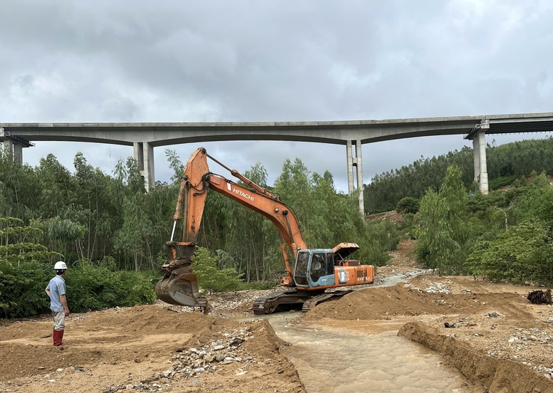 Khẩn trương thông tuyến giao thông huyết mạch, chủ động ứng phó bão số 15- Ảnh 2.