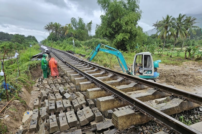 Khẩn trương thông tuyến giao thông huyết mạch, chủ động ứng phó bão số 15- Ảnh 3.