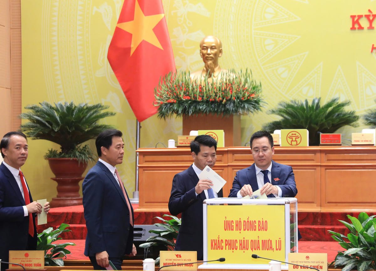 Народный совет Ханоя пожертвовал более 150 миллионов донгов жителям провинций, пострадавших от штормов и наводнений.