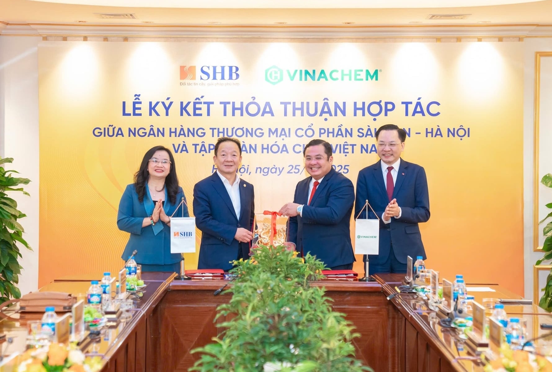 Acordul dintre Vinachem și SHB contribuie la consolidarea relației dintre sectorul bancar și cel chimic, promovând dezvoltarea economică a țării. Foto: Vinachem.