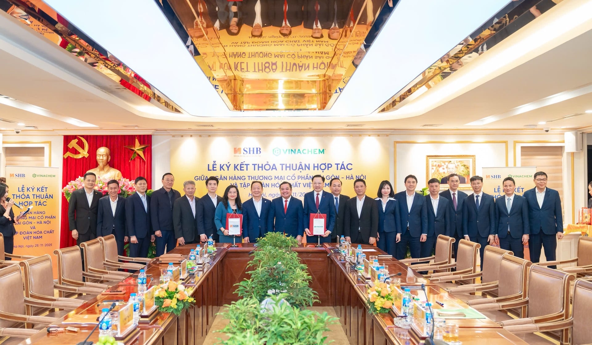 Ceremonia de semnare a avut loc în prezența liderilor ambelor părți. Foto: Vinachem.