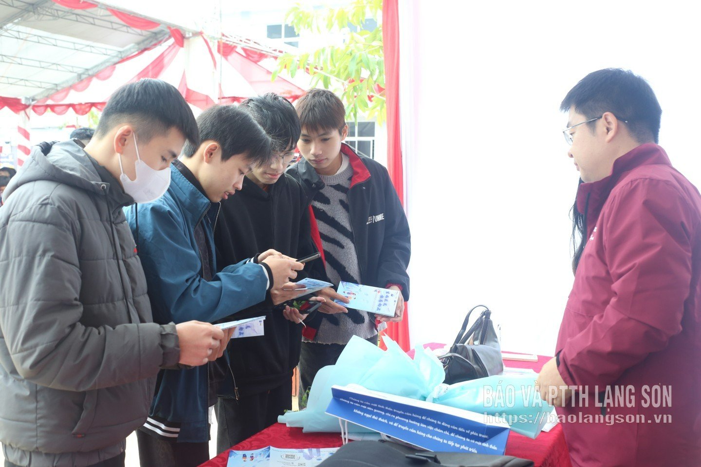 นักศึกษาของวิทยาลัย Lang Son เรียนรู้เกี่ยวกับความต้องการในการสรรหาบุคลากรของธุรกิจต่างๆ ในวันให้คำปรึกษาด้านอาชีพ