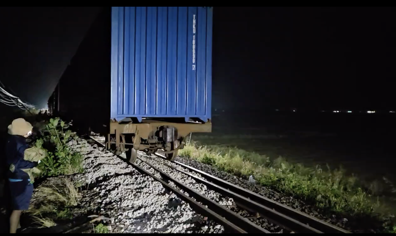 Rétablissement du trafic sur l'ensemble de la ligne ferroviaire Nord-Sud - Photo 1. Khôi phục lưu thông toàn tuyến đường sắt Bắc-Nam- Ảnh 1.