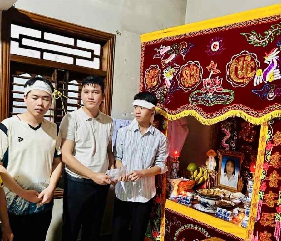 Anh Nguyễn Phong Lợi (giữa) đến viếng hương vợ chồng anh Phan Văn Khôi và chị Phạm Thị Như Thùy (thôn Vạn Lộc, xã Hòa Mỹ, tỉnh Đắk Lắk). Ảnh: PHONG LỢI