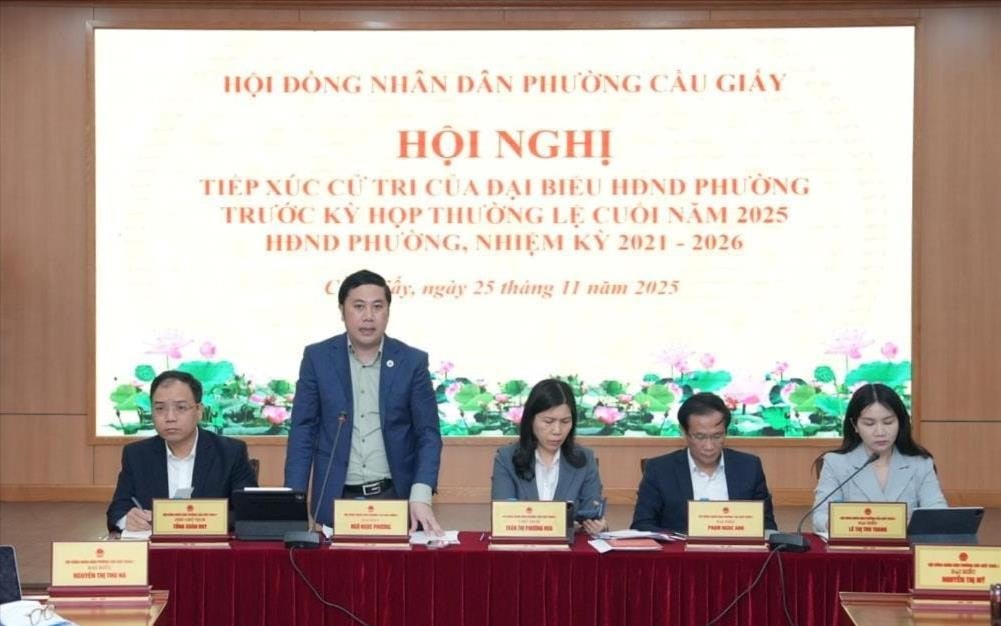 Chủ tịch UBND phường Cầu Giấy Ngô Ngọc Phương trực tiếp trả lời các vấn đề thuộc thẩm quyền