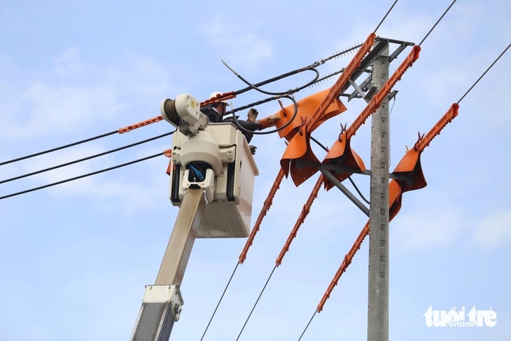Mục tiêu đến hết ngày 26-11: Đóng điện cho toàn bộ khách hàng vùng lũ Phú Yên - Ảnh 2.