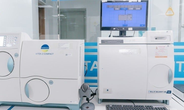 Patienten undersöktes noggrant och bakterieodlingen och identifieringsresultaten visade E. coli, den främsta orsaken till urinvägsinfektioner.