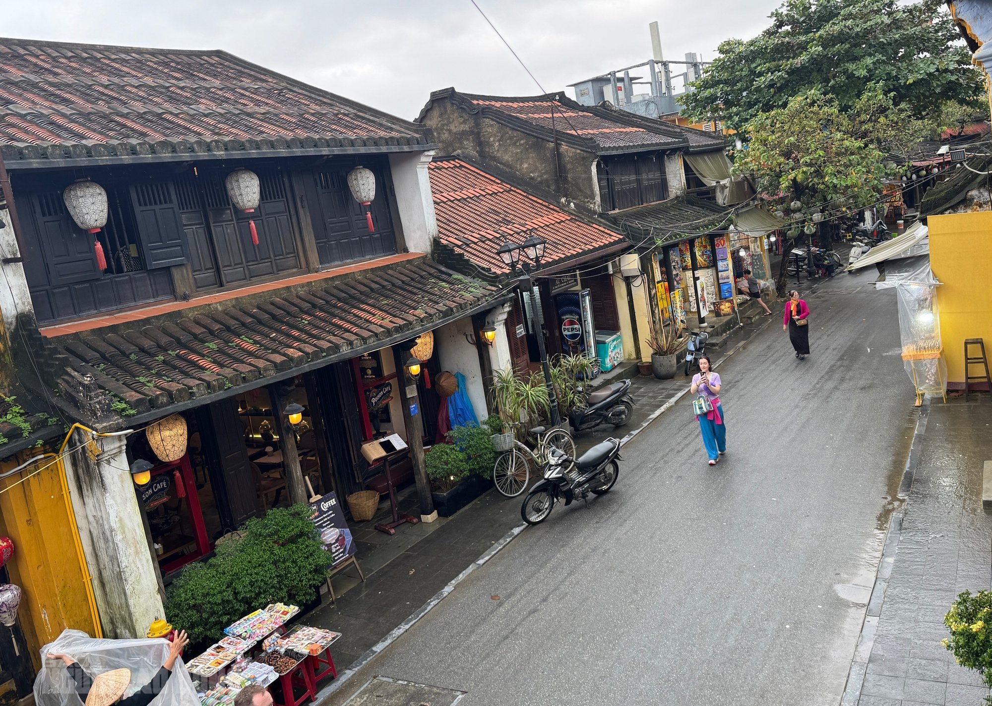 Hình ảnh phố cổ Hội An sau 3 trận lụt: Tình trạng di tích xuống cấp - Ảnh 16.