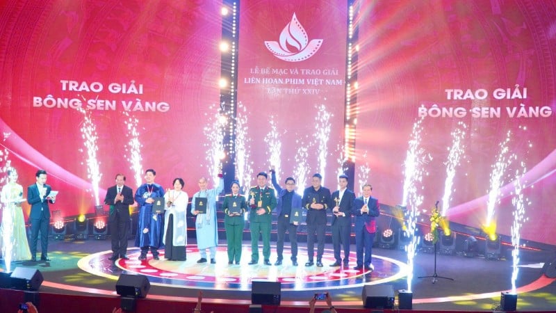 Vertegenwoordigers van de People's Army Cinema en een aantal afdelingen werden vereerd met het in ontvangst nemen van de Golden Lotus Award op het 24ste Vietnam Film Festival.