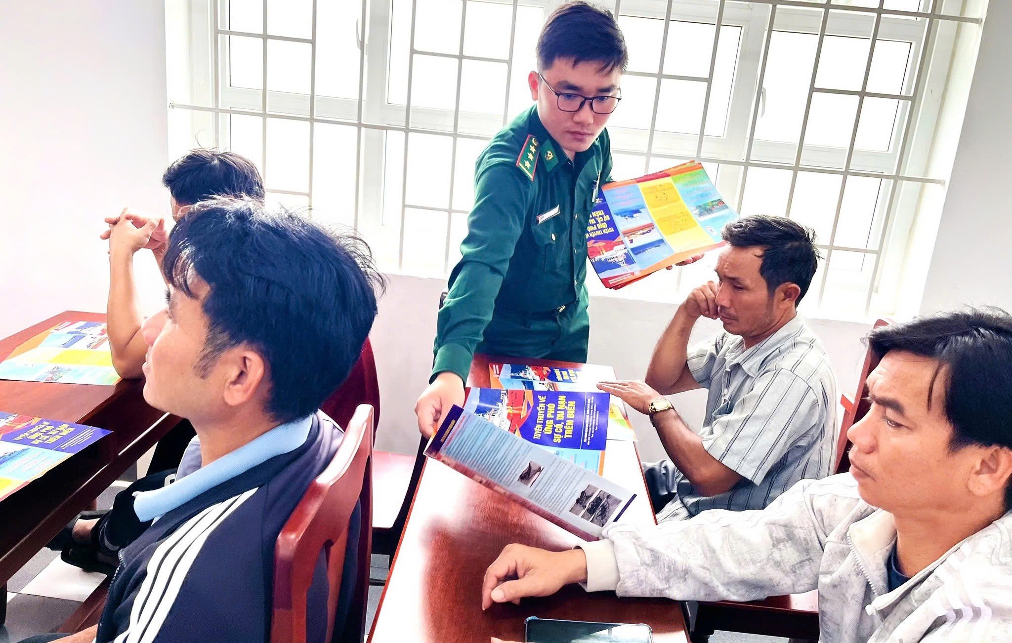 تھانہ ہائی بارڈر گارڈ اسٹیشن کے افسران نے ماہی گیری کی سرگرمیوں سے متعلق قانونی ضابطوں کو پھیلایا۔