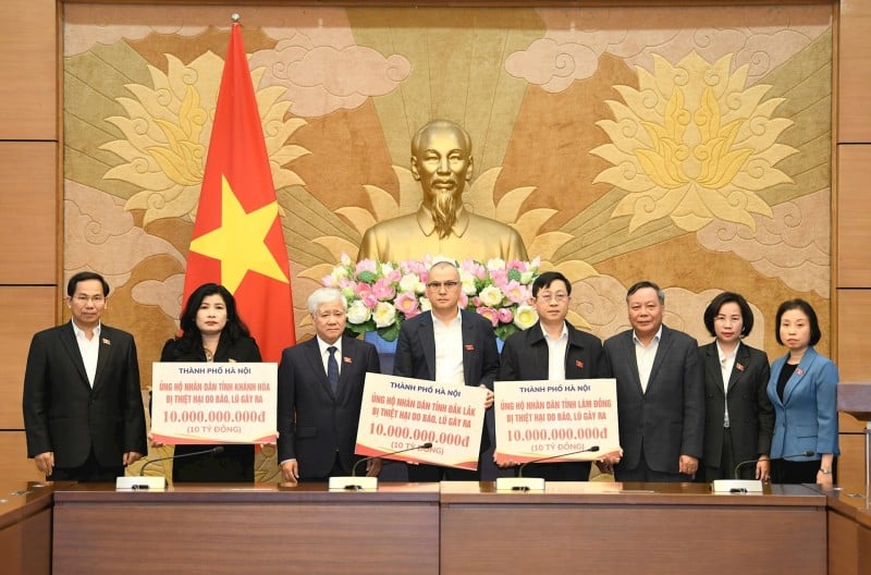 2025. november 24-én Nguyễn Van Phong, a Hanoi Pártbizottság állandó titkárhelyettese a pártbizottság, a kormány és Hanoi népe nevében pénzügyi támogatást nyújtott be Dak Lak, Lam Dong és Khanh Hoa tartományok támogatására. (Fotó: T.L) Ngày 24/11/2025, Phó Bí thư Thường trực Thành ủy Hà Nội Nguyễn Văn Phong thay mặt Đảng bộ, chính quyền và Nhân dân Hà Nội, trao kinh phí hỗ trợ các tỉnh: Đắk Lắk, Lâm Đồng, Khánh Hòa. (Ảnh: T.L)