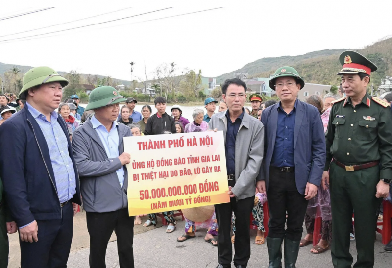 Nguyen Trong Dong, a Hanoi Pártbizottság helyettes titkára 50 milliárd vietnami dongot adott át Hanoitól az árvizek sújtotta Gia Lai tartomány lakosságának támogatására. (Fotó: T.L) Phó Bí thư Thành ủy Hà Nội Nguyễn Trọng Đông trao 50 tỷ đồng của thành phố Hà Nội hỗ trợ đồng bào tỉnh Gia Lai bị thiệt hại do mưa lũ. (Ảnh: T.L)